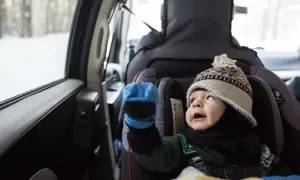 Jak bezpiecznie ubrać dziecko do fotelika: 5 zasad, które ratują życie