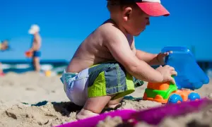 Gdzie na wakacje z małym dzieckiem? Odkryj najlepsze miejsca bez stresu