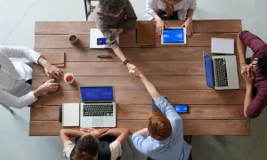 Jaki rodzaj komputerów dla pracowników wybrać – stacjonarne czy laptopy? Poradnik