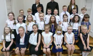 Jak ubrać dziecko na zakończenie przedszkola: kompletny poradnik 2025