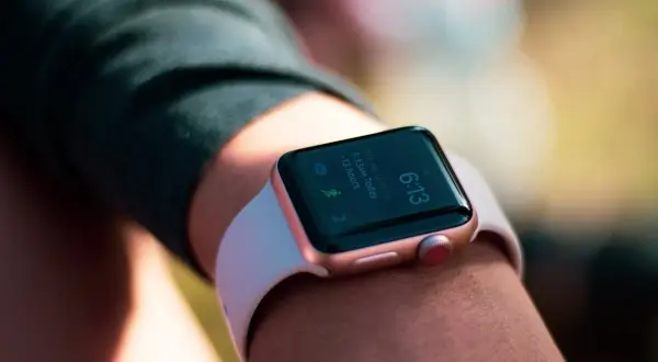 Czy warto sprawić dziecku smartwatch? Bezpieczeństwo podczas ferii zimowych