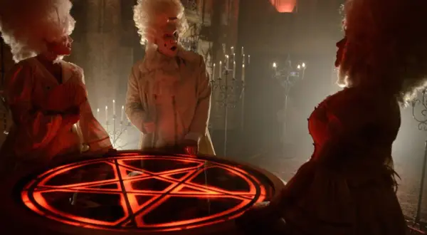 Najlepsze horrory na wieczór: 10 przerażających filmów na noc