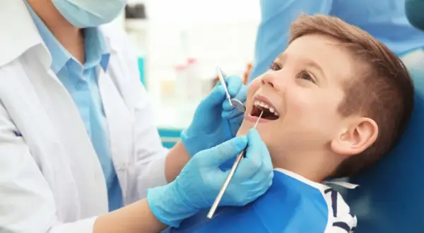Kiedy z dzieckiem do dentysty? Kluczowe momenty i porady dla rodziców