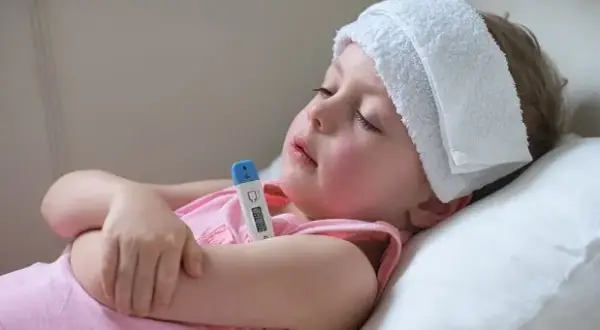 Czy kąpać dziecko z gorączką? Bezpieczne sposoby i ważne zasady