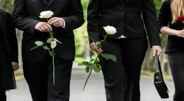 Jak się ubrać na pogrzeb dziecka: niezbędne wskazówki i zasady ubioru