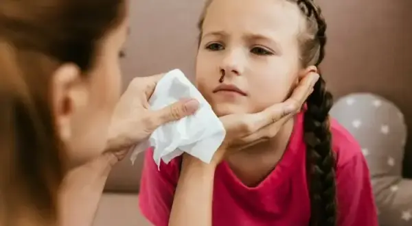 Dlaczego dziecku leci krew z nosa? Przyczyny i sposoby pomocy rodzicom