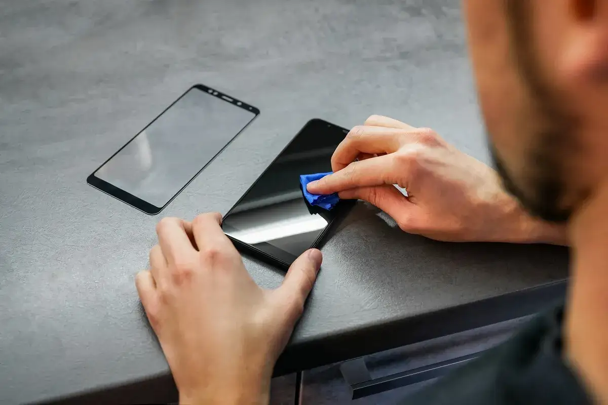 Zdjęcie Folia na telefon czy szkło - opinie i porównanie zabezpieczeń