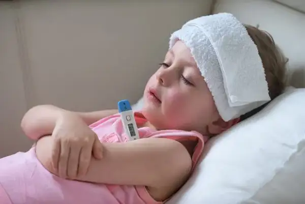 Czy kąpać dziecko z gorączką? Bezpieczne sposoby i ważne zasady