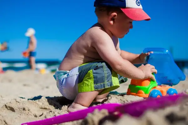 Gdzie na wakacje z małym dzieckiem? Odkryj najlepsze miejsca bez stresu